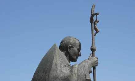 A Influência da Revolução dos Cravos (1974) na Cultura e Política de Portugal