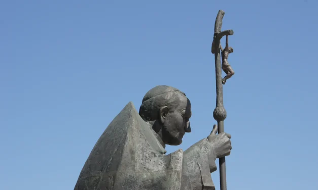 A Influência da Revolução dos Cravos (1974) na Cultura e Política de Portugal