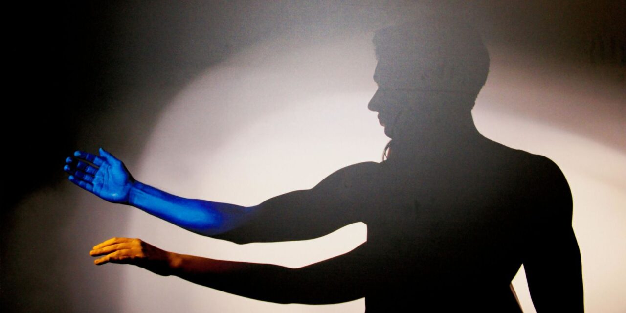 O Homem que Caminhava Entre Sombras