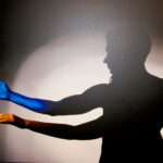 O Homem que Caminhava Entre Sombras