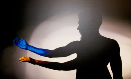 O Homem que Caminhava Entre Sombras