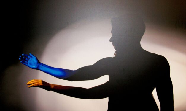 O Homem que Caminhava Entre Sombras